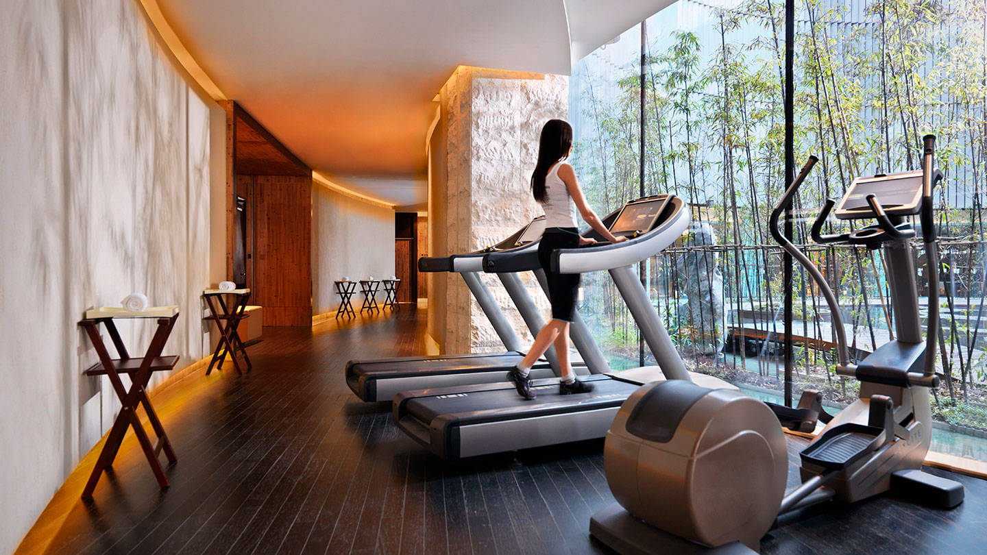 在上海卓美亚喜玛拉雅酒店健身中心跑步机上行走的女士